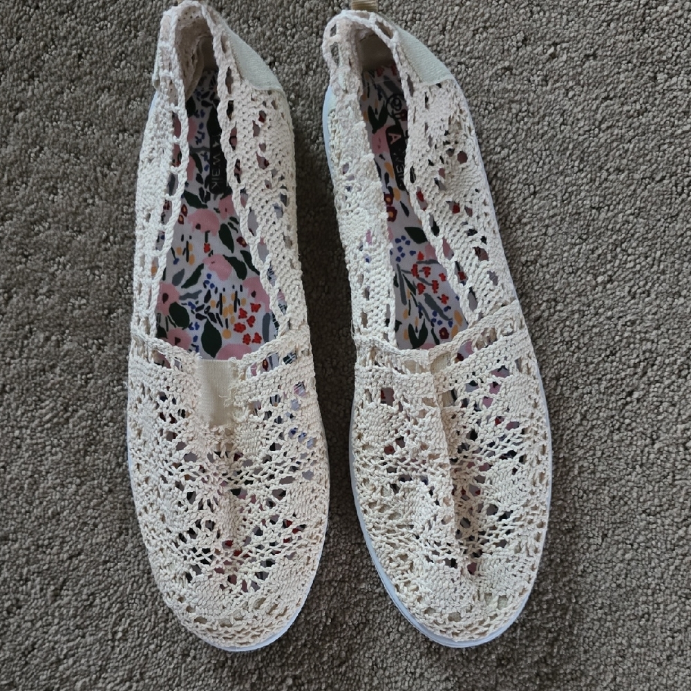 NWOT take A walk, Size 9, Airy Flats!